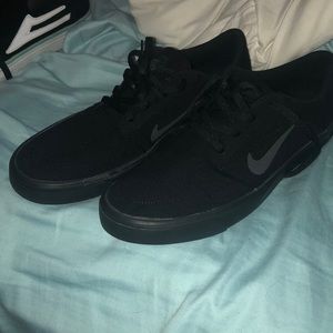 Nike SB all black